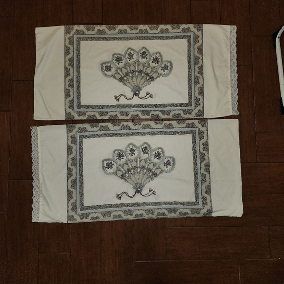 Louis Nichole Standard Pillowcase Set Floral Fan Design & Cotton Lace Edge - Picture 3 of 4